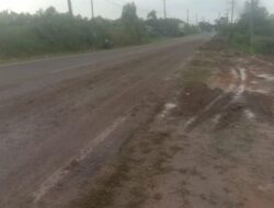 Warga Perawas Keluhkan Aktifitas Dum Truk Pengangkut Tanah Sebabkan Jalan Licin dan Berdebu