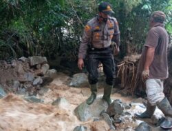 Polres Simalungun, TNI dan BPBD Bersihkan Material Banjir Tutup Akses Jalur Parapat