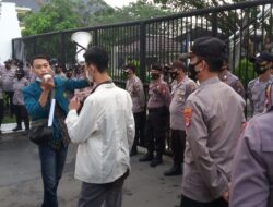 Unras Aliansi BEM Dibawah Guyuran Hujan Dikawal Polisi