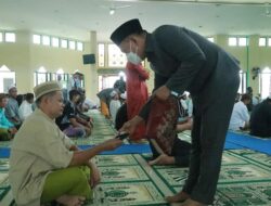 Lawan Covid-19, DPRD Babel Bagikan Masker di Masjid