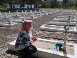 Radmida Dawam Nyekar Ke Makam Almarhum Ayah