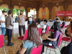 Kapolres Metro Jakarta Barat Tinjau dan Apresiasi Pelayanan Vaksinasi Di Kembangan