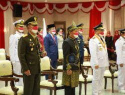 Ketua DPRD Babel Herman Suhadi Pakai Baju Adat Kepri Ikuti Upacara HUT ke-76