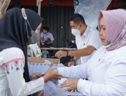 Sekda Pangkalpinang Berbagi Takjil Kepada PHL Pemkot Pangkalpinang