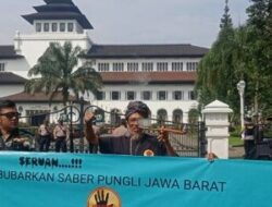 Aksi Di Depan Gedung Sate Bandung, Agus Satria : Bubarkan Saber Pungli