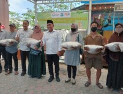 Berikan Bantuan Beras, Molen: Kita Harus Bantu Masyarakat Jangan Sampai Kelaparan