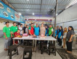 Kemeriahan Ulang Tahun Ke – 65 Kong Wie Ketua RT 04