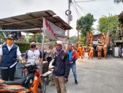 Satpol PP Tertibkan Bangunan di Bantaran Sungai Pademangan Satu Kelurahan Pademangan Timur Jakarta Utara
