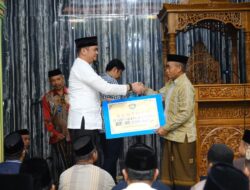 Bupati Adnan Tarawih Bersama Masyarakat di Kecamatan Pattallassang 