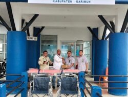 PT Timah Serahkan Bantuan Kursi Roda dan Tandu untuk Pelabuhan Sri Tanjung Gelam