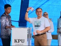 Erzaldi Rosman dan Keluarga Gunakan Hak Suara di TPS 001 Beluluk