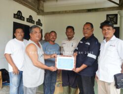 Kado Imlek dari PT Timah: Ko Ajam Terima Mesin Tempel dari PT Timah