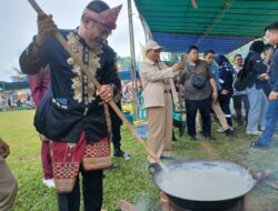 PT Timah Dukung Pesta Adat Dodol di Desa Penyampak