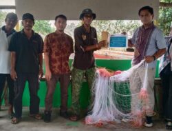 PT Timah Bantu Jaring Udang untuk Nelayan Sawang Laut   