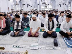 Mualem Salat Iduladha di Masjid Raya Baiturrahman Bareng Istri, Serahkan Sapi Kurban dari Presiden   