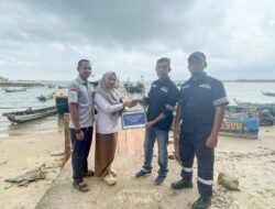 PT TIMAH Tbk Dukung Perbaikan Dermaga Teluk Belilik di Desa Air Lintang