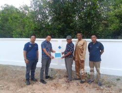 PT TIMAH Dukung Pembangunan Pagar TPU Tembesu di Desa Gemuruh