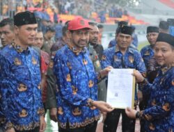Mualem Serahkan SK PPPK, Harapan Honorer Menguat   