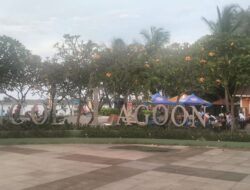 Libur Jelang Ramadan, Pengunjung Padati Pantai Lagoon Ancol