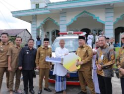 Gubernur Hidayat Arsani Serahkan Ambulans untuk Masjid Al Muhajirin Kemingking