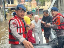 Air Capai 2 Meter, Brimob Evakuasi Warga Terdampak Banjir di Bangka V Jaksel