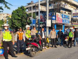 Polsek Metro Tamansari Sekat Konvoi Menjelang Buka Puasa, Petugas Amankan Samurai dan Kembang Api