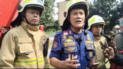 Asap Hitam Pekat Gegerkan Kramat Jati, Tumpukan Pipa HDPE Terbakar Hebat