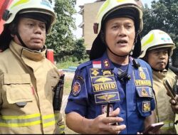 Asap Hitam Pekat Gegerkan Kramat Jati, Tumpukan Pipa HDPE Terbakar Hebat
