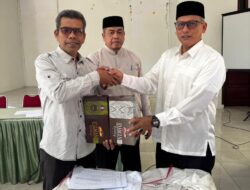 Bupati Aceh Besar Bagikan 2.040 Ija Krong untuk Imum Chiek hingga Petugas Kebersihan   