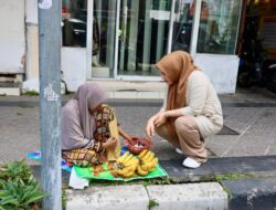 Kak Na Keliling Kota, Bagikan Daging Meugang untuk Warga Kurang Mampu