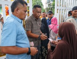 Seribuan Warga Padati Meuligoe, Antre Terima THR dari Mualem