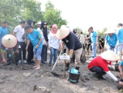 Gubernur Hidayat Arsani Pimpin Bakti Sosial dan Penanaman Mangrove di Pantai Ketapang