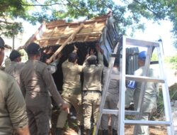 Satpol PP Bongkar Lapak Liar di Baitussalam, PKL Diberi Waktu Sehari