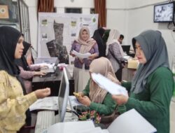 Warga Aceh Besar Antre Urus Berkas Bantuan Modal Usaha