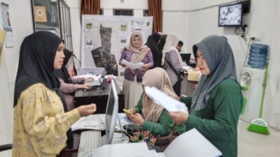 Warga Aceh Besar Antre Urus Berkas Bantuan Modal Usaha