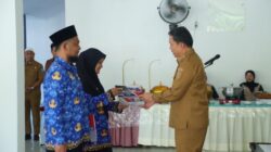 Bupati Bangka Serahkan SK 27 Kepala Sekolah, Tekankan Tanggung Jawab dan Integritas