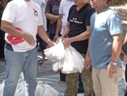 Anggota DPRD Depok Binton Nadapdap Salurkan Hewan Kurban Untuk Warga Jalan Puring Gandul Dan Kader PSI Depok