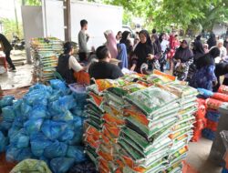 Ratusan Warga Serbu Pasar Murah di Darul Imarah