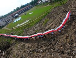 BSI Kibarkan Merah Putih 81 Meter, Titipkan Semangat Bangkit untuk Aceh Tamiang