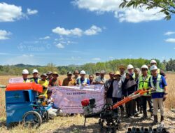 PT TAJ Bantu Petani Mangkauk, Serahkan Traktor dan Mesin Perontok Padi