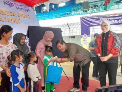 Udin-Dessy Salurkan Seragam hingga Uang Tabungan untuk Siswa Pangkalpinang