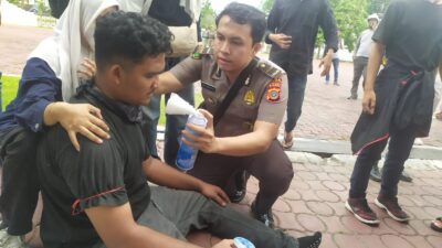 Peserta Aksi Terjatuh Saat Demo di Kantor Gubernur Aceh, Biddokkes Polda Beri Oksigen