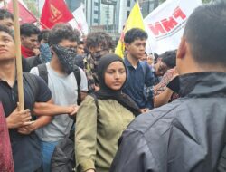 Demo 2 Tahun Prabowo-Gibran, Mahasiswa UI Turun ke Jalan di Bundaran HI